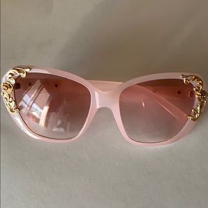 NWOT Women’s pink wide frame sunglasses
